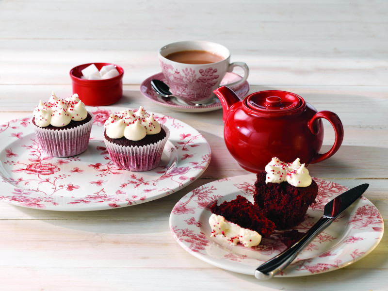 Assiette plate ovale Rose Chintz Cranberry porcelaine vitrifiée 31,7x25,5 cm Vintage Prints Rose Chintz Churchill