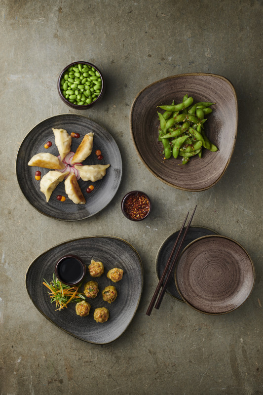Assiette plate triangulaire Raw Black porcelaine vitrifiée 22,9x22,9 cm Stonecast Raw Churchill